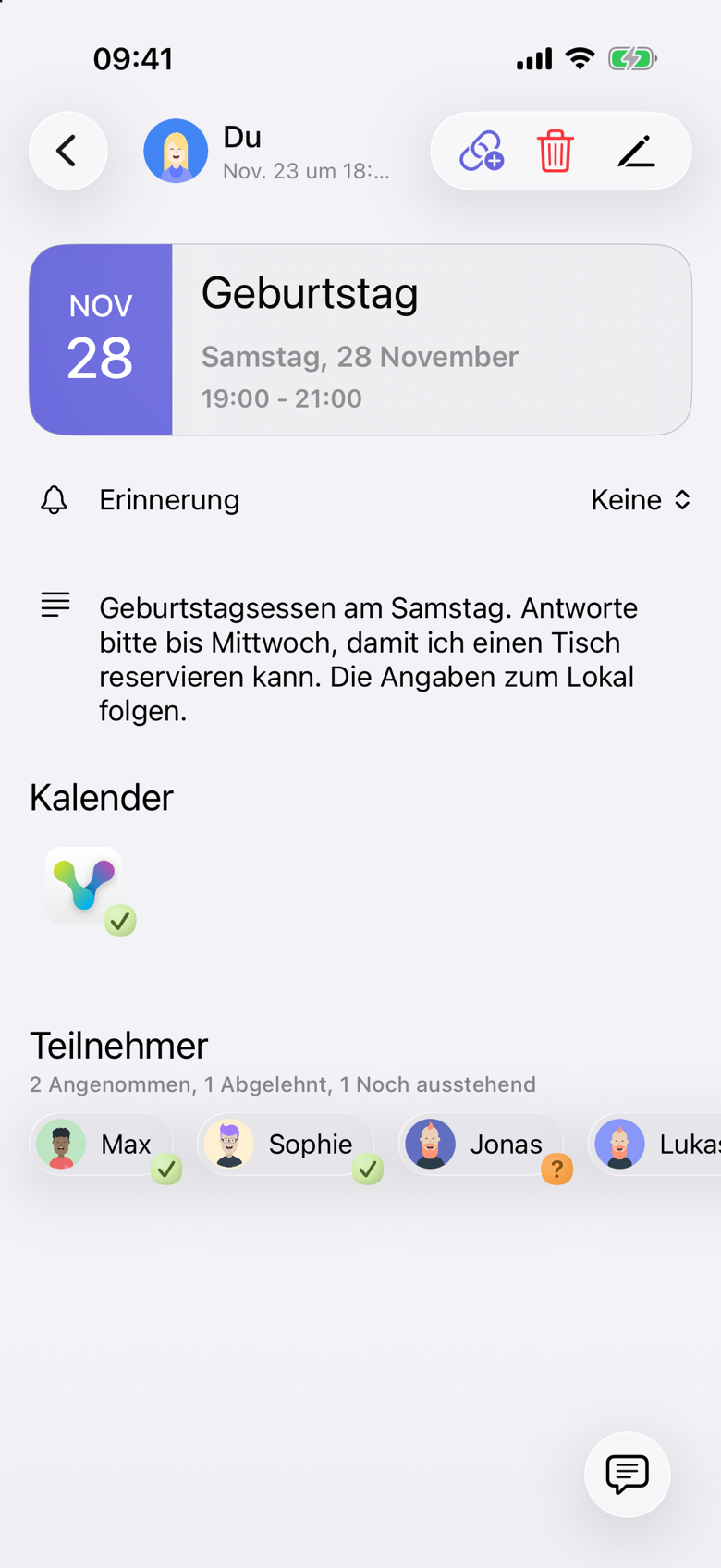 Geburtstag am Samstag, 28 November, 19:00 - 21:00. Die Notiz lautet: Geburtstagsessen am Samstag. Antworte bitte bis Mittwoch, damit ich einen Tisch reservieren kann. Die Angaben zum Lokal folgen. Unter Teilnehmer steht 2 Angenommen, 1 Abgelehnt, 1 Noch ausstehend. Max und Sophie haben ein Häkchen. Jonas hat ein Fragezeichen. Lukas steht am rechten Rand. Die Organisatorin erscheint als Du und zählt nicht mit.