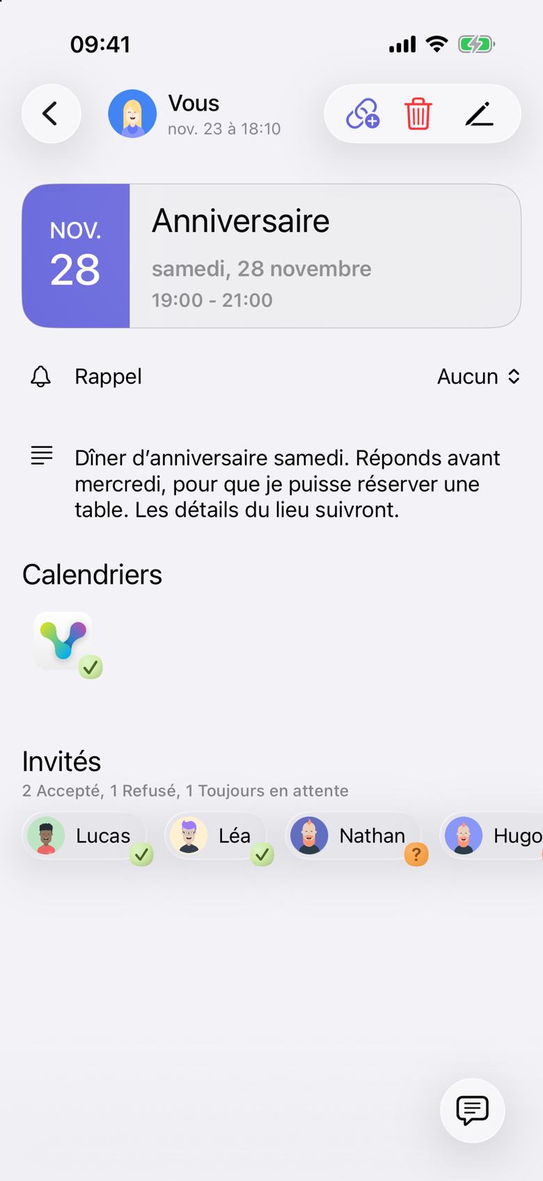 Anniversaire le samedi 28 novembre, 19:00 - 21:00. La note dit : Dîner d’anniversaire samedi. Réponds avant mercredi, pour que je puisse réserver une table. Les détails du lieu suivront. Sous Invités, le résumé indique 2 Accepté, 1 Refusé, 1 Toujours en attente. Lucas et Léa ont une coche. Nathan a un point d’interrogation. Hugo est le dernier nom au bord droit. L’organisatrice apparaît comme Vous et n’est pas comptée.