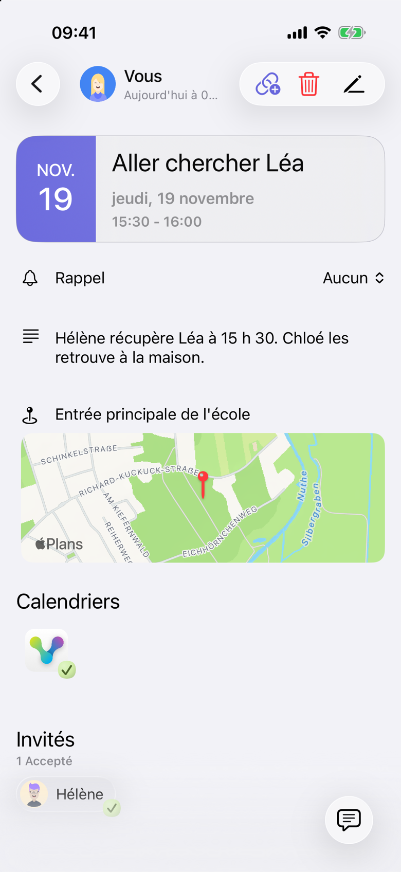 Aller chercher Léa le jeudi 19 novembre, de 15:30 à 16:00. La note dit qu’Hélène récupère Léa à 15 h 30 et que Chloé les retrouve à la maison. Le lieu est Entrée principale de l’école. Hélène est listée sous Invités comme acceptée. L’organisatrice est affichée comme Vous, et Rappel est Aucun.