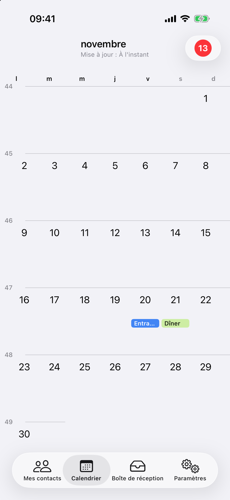 Calendrier de novembre. Le vendredi 20 a une puce bleue Entra... et le samedi 21 une puce verte Dîner. Aucune puce n’indique une acceptation.